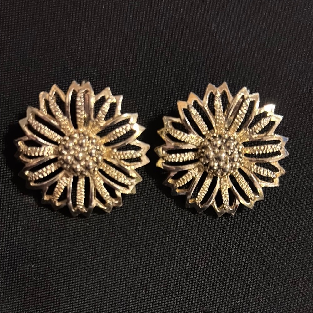Vintage Sarah Coventry Gold Tone Floral Sunburst Clip On Earrings